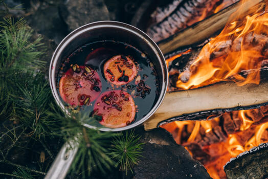Maple-Infused Mulled Wine: A Cozy Canadian Delight!